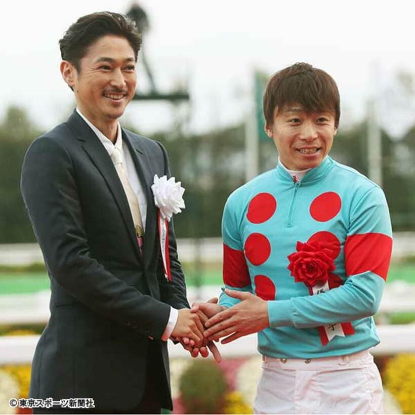  マイルCSを制した池添（右）と握手する窪塚洋介