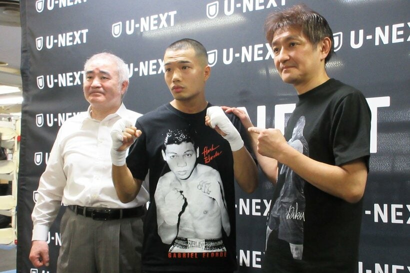 世界奪取へ意気込む増田陸(中)。左は帝拳ジム・浜田剛史代表、右は大和心トレーナー