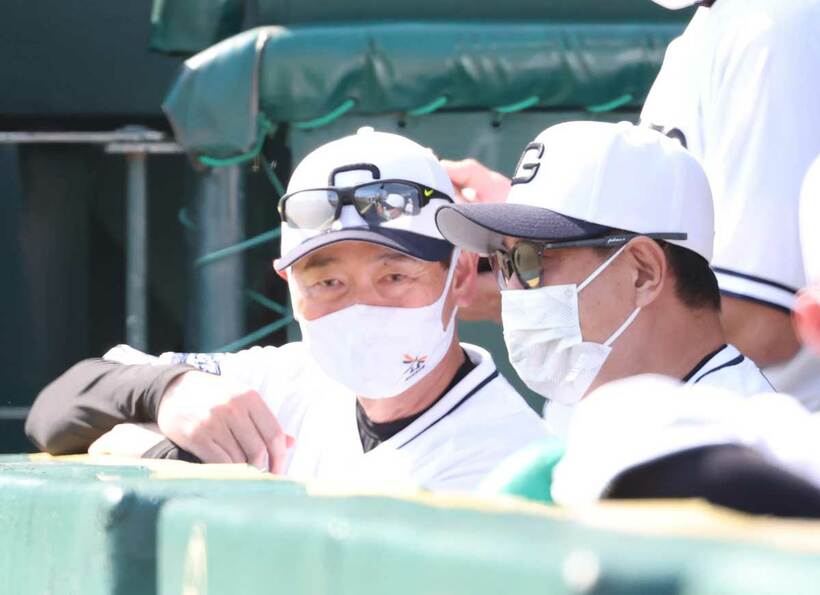  桑田コーチ（左）と原監督（東スポＷｅｂ）