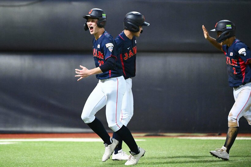 ４回、逆転のホームを踏んだ慶応・丸田湊斗(左)