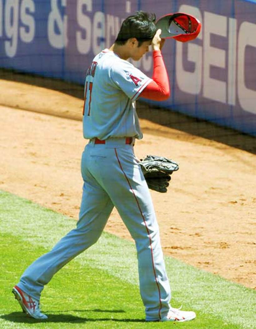  初回ＫＯされベンチに引き揚げる大谷（ロイター＝USA　TODAY　Sports）