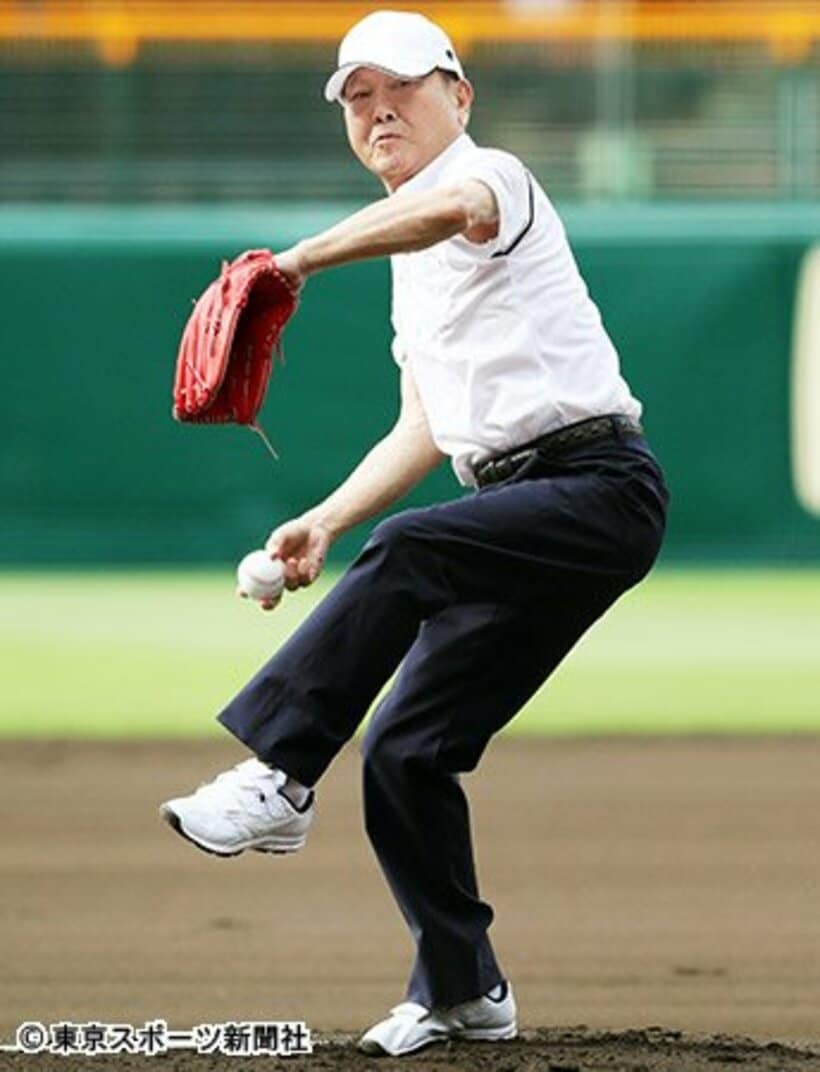  始球式を務めた板東英二