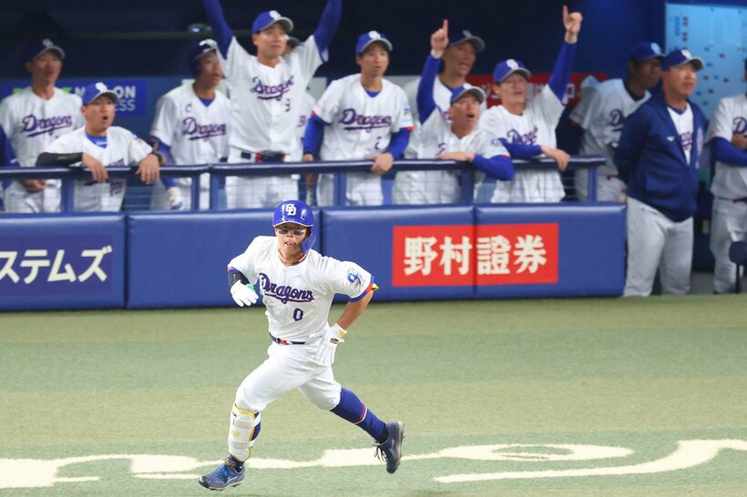 ３回、辻本倫太郎(手前)の一発に沸く中日ベンチ。右端が井上監督