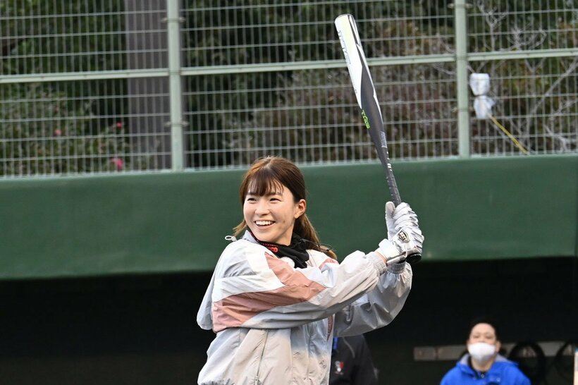 トスバッティングのためバットを構える渋野日向子