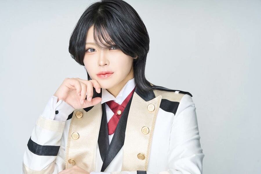 男装した一葉さんは女性客を接客する