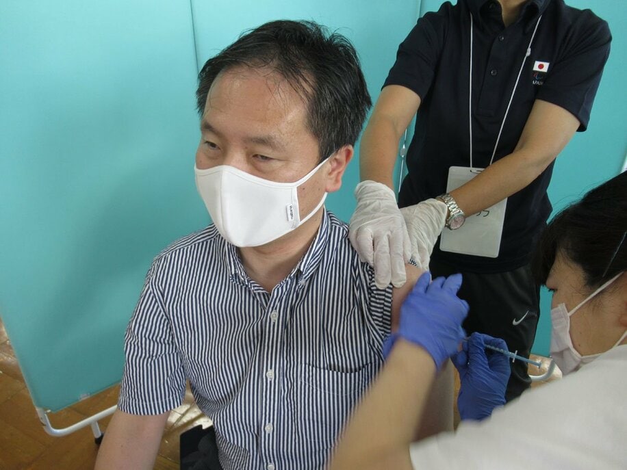  ワクチンを接種する河合委員長（Ｃ）日本パラリンピック委員会
