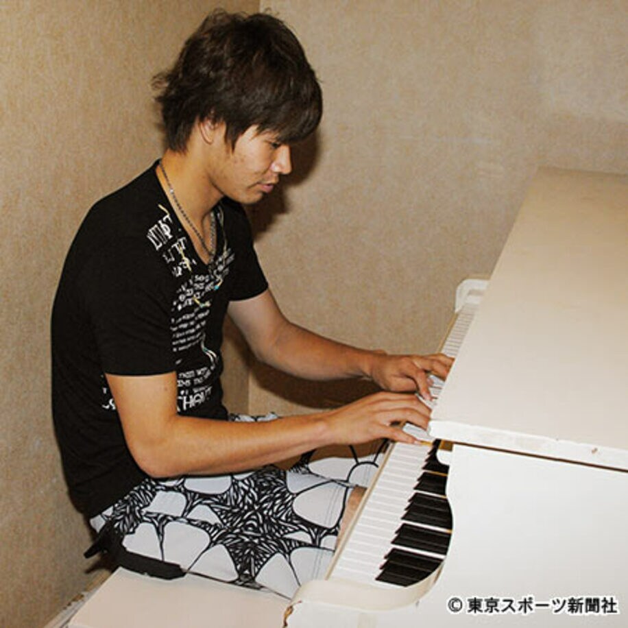 ピアノを演奏する武田