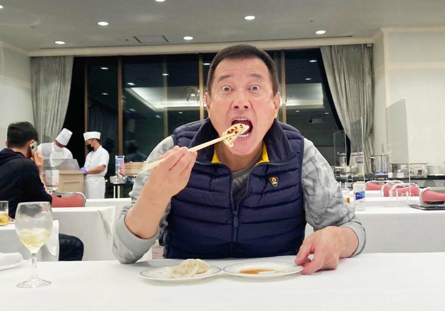  沖縄キャンプ中に選手宿舎の食事会場で振る舞われた「東スポ餃子」を食べる巨人・原監督（球団提供）