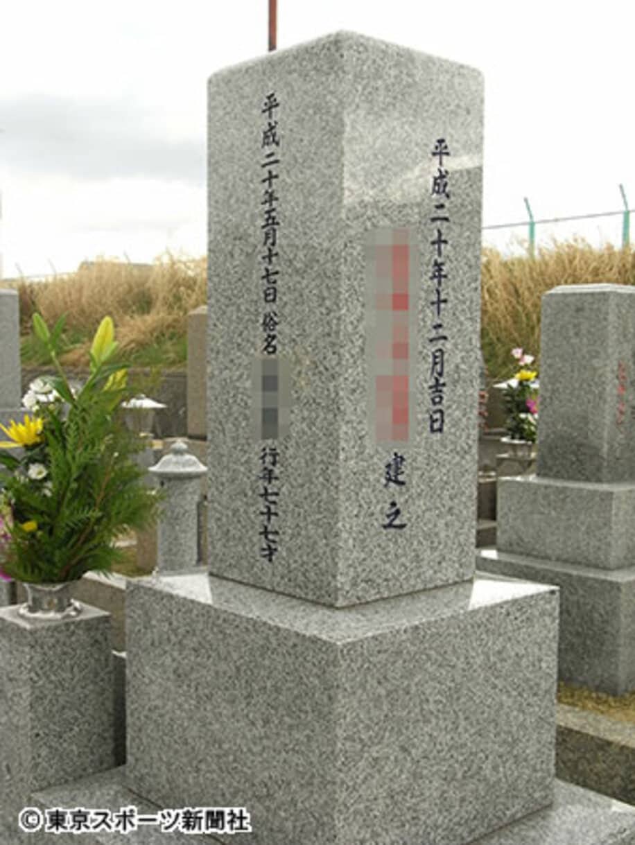 Ｃさんの墓には存命を示す赤字で婚姻中のＸさんの姓名が彫られていた