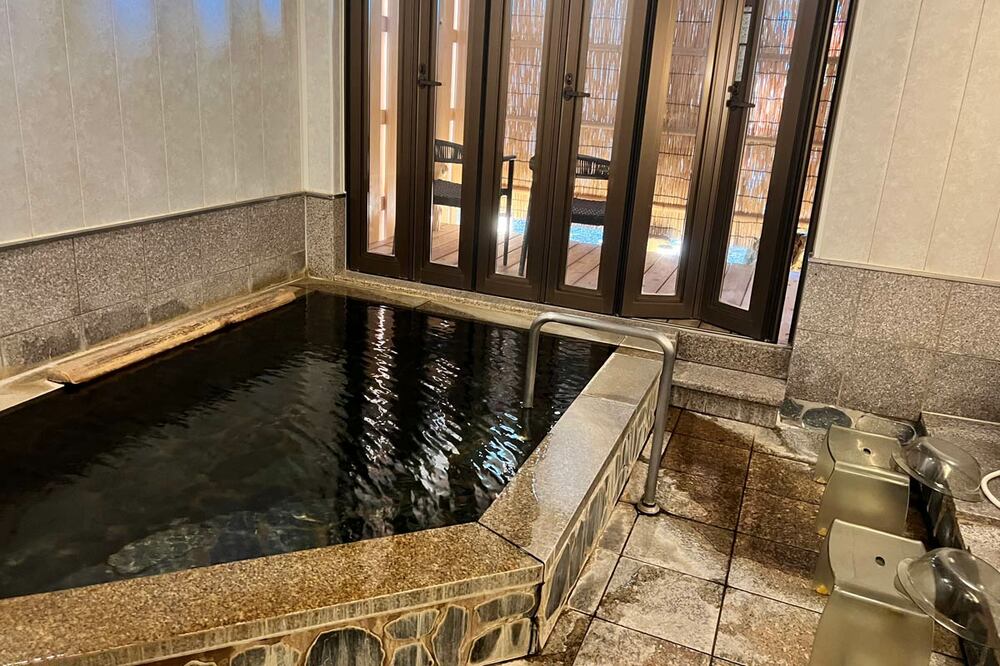 摂氏度の源泉を地下の冷水でうすめていますが、それでも熱い!