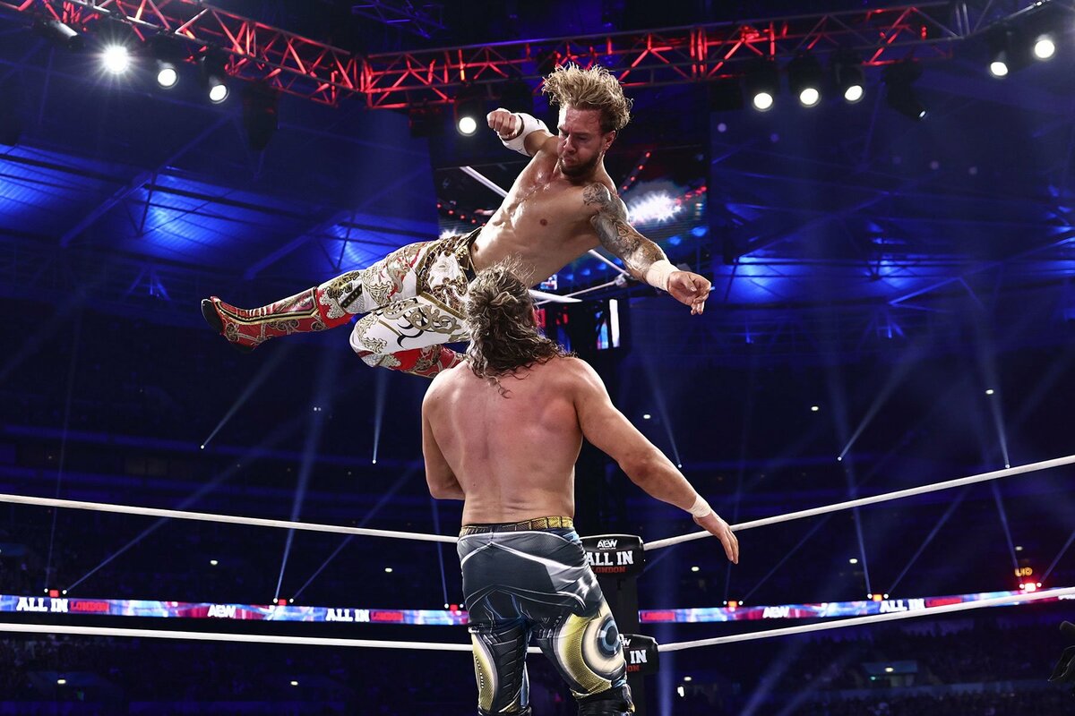 ケニー・オメガ(下)を下し、AEW世界王者となったウィル・オスプレイ(©All Elite Wrestling)