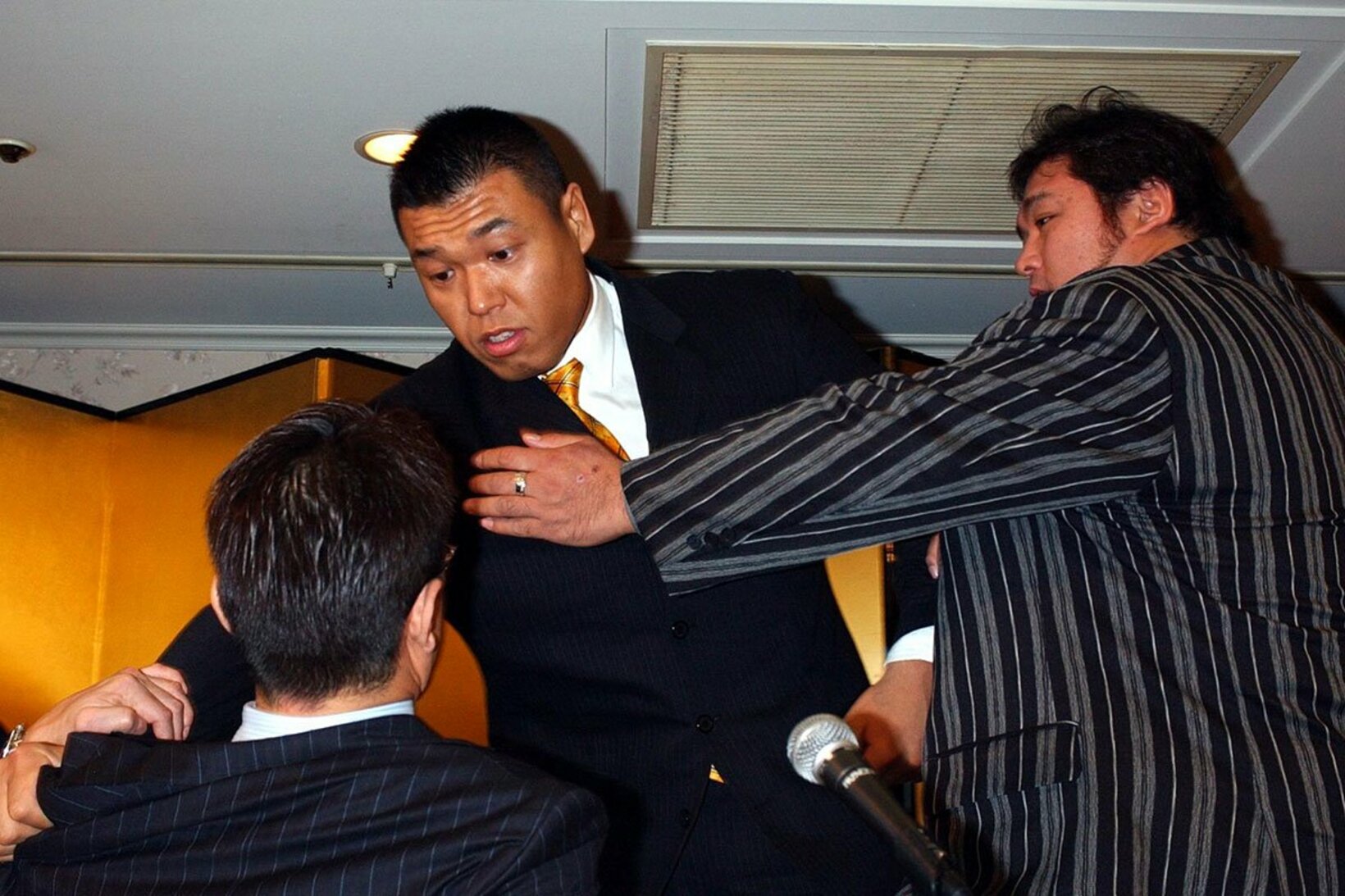 会見で小川直也が榊原社長（手前）につかみかかった。右は橋本真也（２００３年）