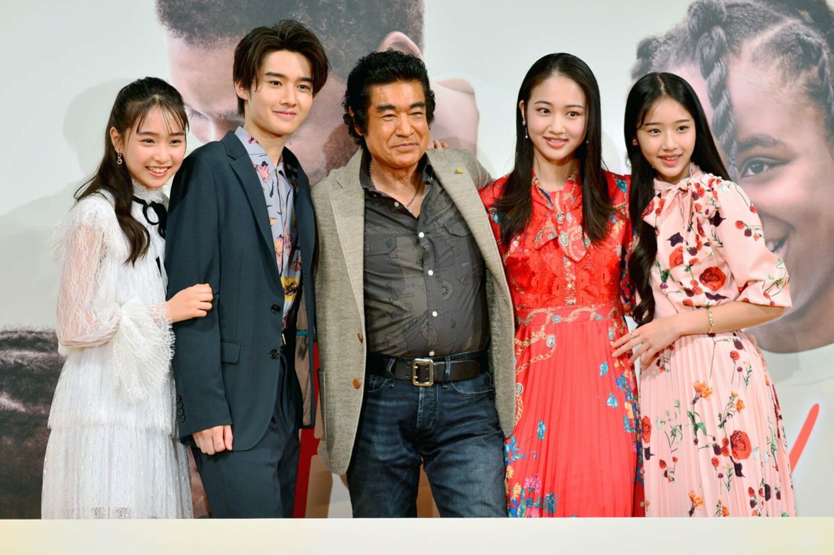 左から藤岡舞衣（三女）、藤岡真威人、藤岡弘、天翔愛（長女）、天翔天音（次女）