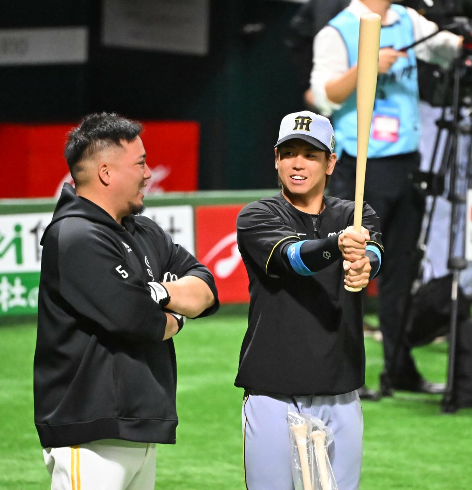 日本シリーズの試合前、談笑するソフトバンク・山川穂高(左)と阪神・梅野隆太郎