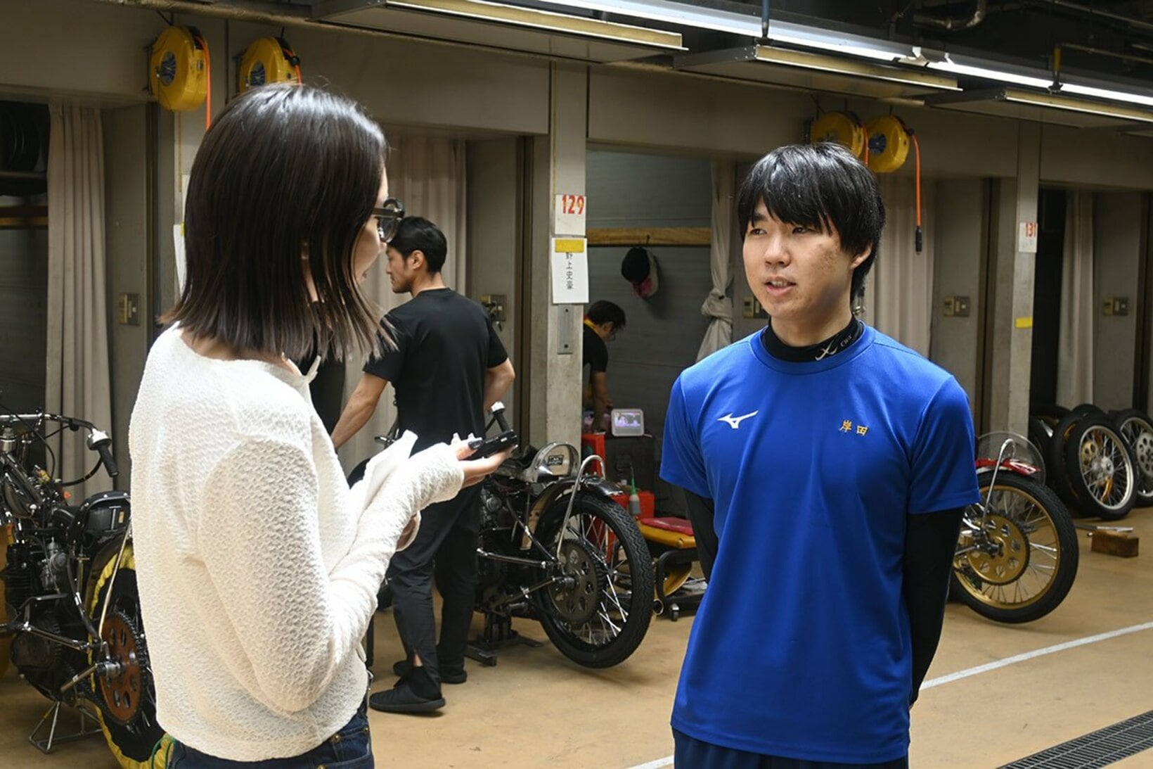 真摯に質問に答える岸田大知(右)