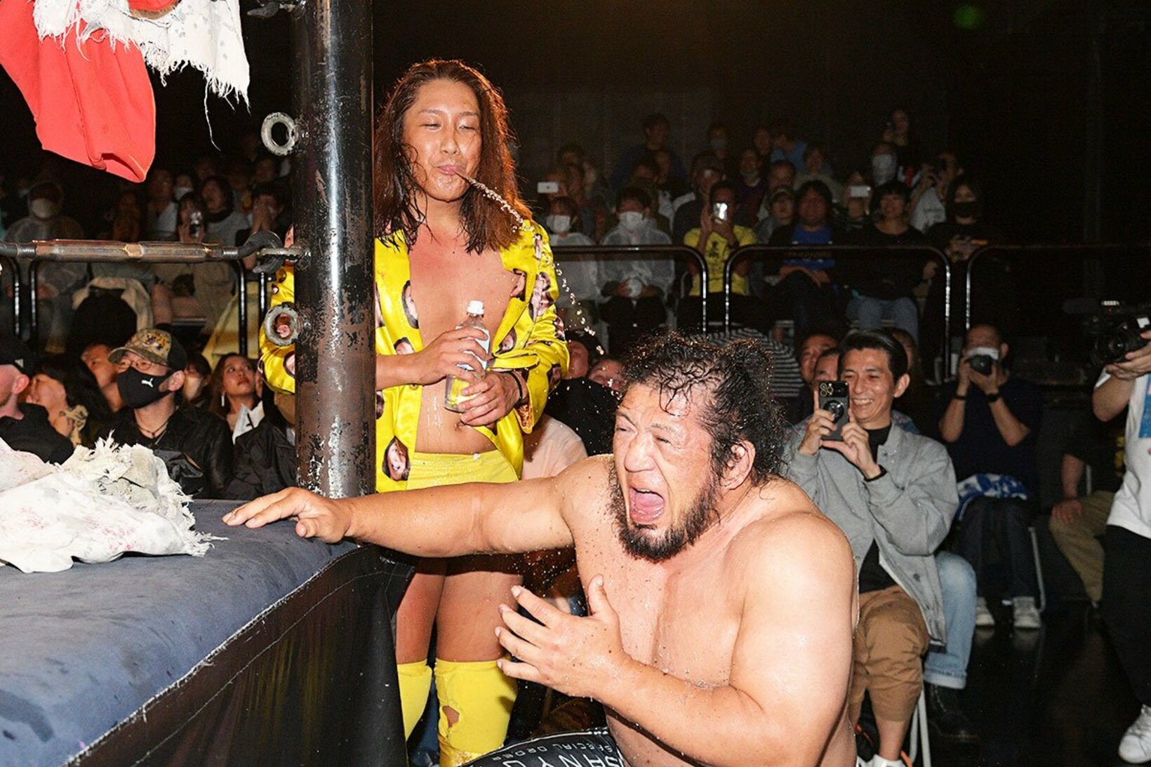 黒潮TOKYOジャパン(奥)に口から水をかけられ、狼狽する関根〝シュレック〟英樹（2023年）