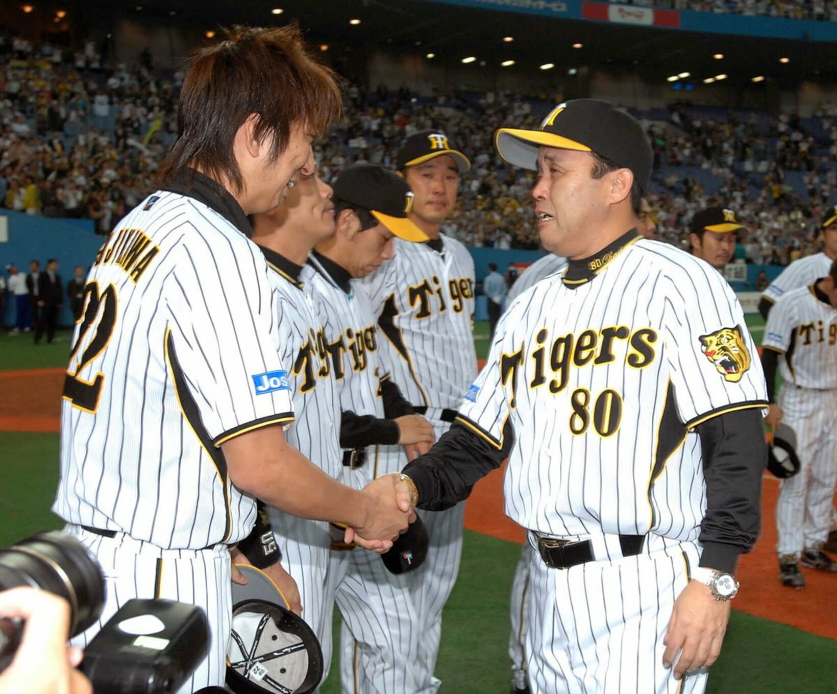 藤川球児(左)と涙ながらに握手する阪神・岡田監督（当時＝2008年）