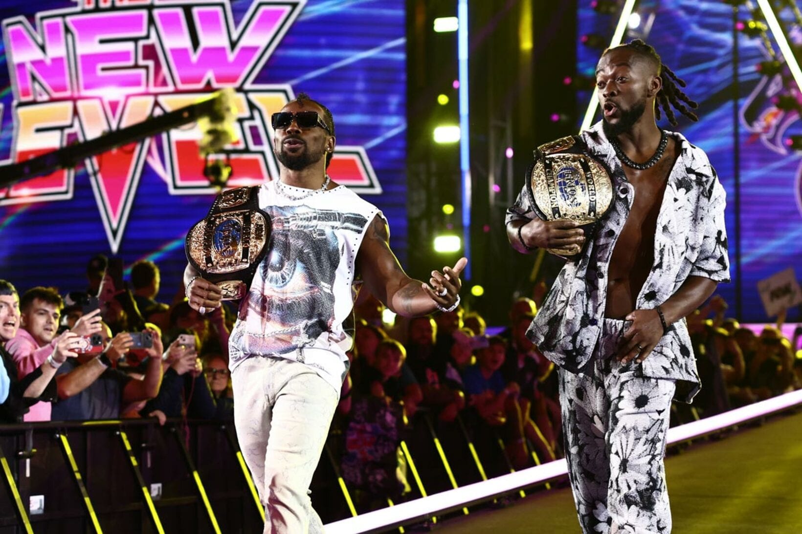 オースティン・クリード（左）とコフィ・キングストンの「ニューレベル」（©All Elite Wrestling）