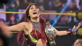  歓喜の表情を浮かべる紫雷イオ（Ｃ）2021　WWE,Inc.All Rights　Reserved.