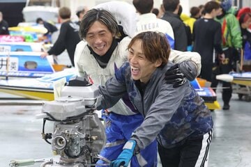 繰り上がりで湧出した山田康二（右）。左は峰竜太