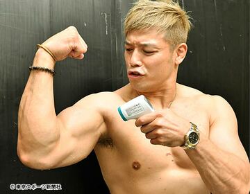  潮崎は自慢の豪腕を体温計で測定した