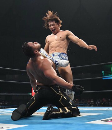  ヘナーレ(左)にカミゴェを放つ飯伏