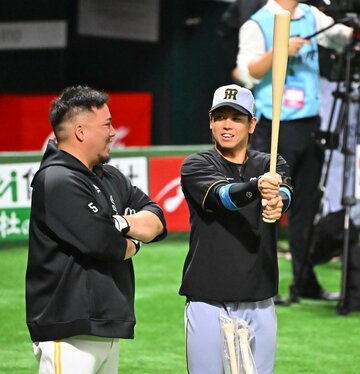 日本シリーズの試合前、談笑するソフトバンク・山川穂高(左)と阪神・梅野隆太郎