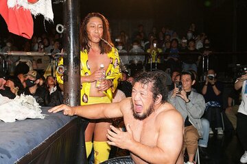 黒潮TOKYOジャパン(奥)に口から水をかけられ、狼狽する関根〝シュレック〟英樹（2023年）