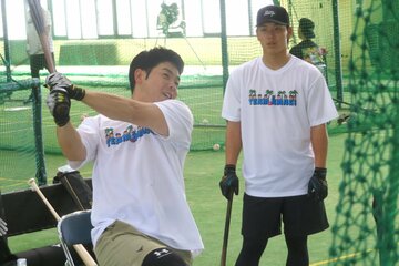 打撃メニューをこなすソフトバンク・近藤健介(左)。右はヤクルト・武岡龍世