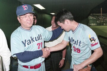 野村監督（左）に頭をなでなでされて照れる筆者