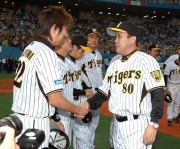藤川球児(左)と涙ながらに握手する阪神・岡田監督（当時＝2008年）