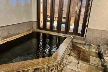 摂氏度の源泉を地下の冷水でうすめていますが、それでも熱い！