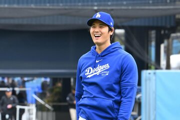 パドレス戦前の練習中に笑顔を見せる大谷翔平