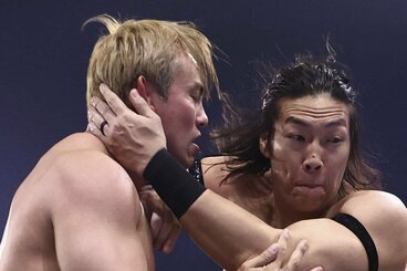 オカダ・カズチカとKONOSUKE TAKESHITA（©All Elite Wrestling）
