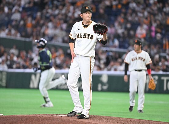 初回、いきなりヤクルト・サンタナ(左)に先制ソロを浴びた巨人・戸郷翔征
