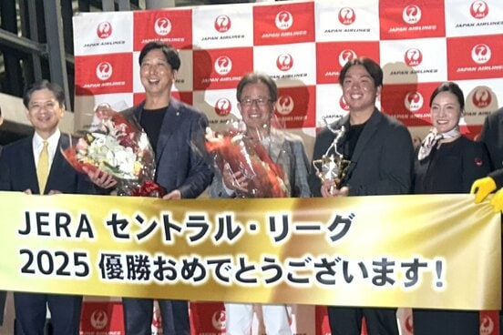 関西空港で出発式に出席した阪神・藤川監督、粟井社長、村上頌樹