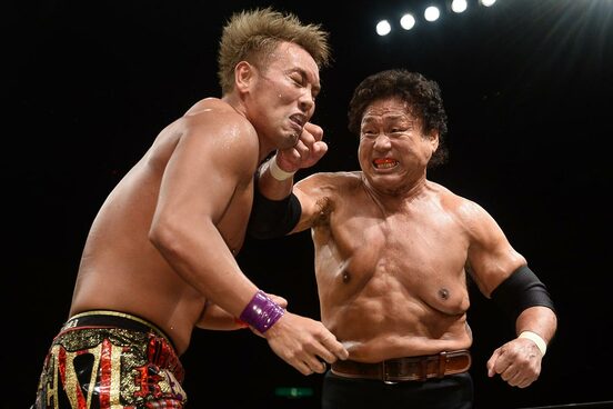 ６５歳の天龍がオカダの顔面にグーパンチを叩き込む