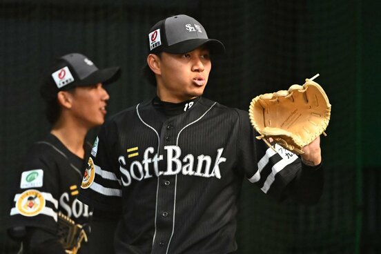 フォーム固めを急ピッチで進めているソフトバンク・徐若熙(手前)