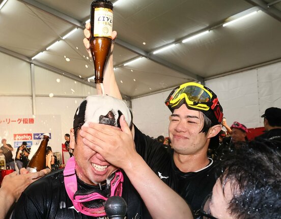 村上頌樹(左)にビールをかける阪神・中野拓夢
