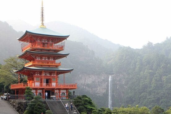 和歌山・青岸渡寺の三重塔と那智の滝