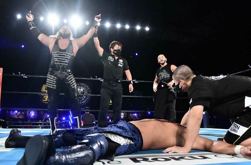  後藤洋央紀（手前）は無法三昧のＥＶＩＬに敗れ屈辱の負け越しが決定した