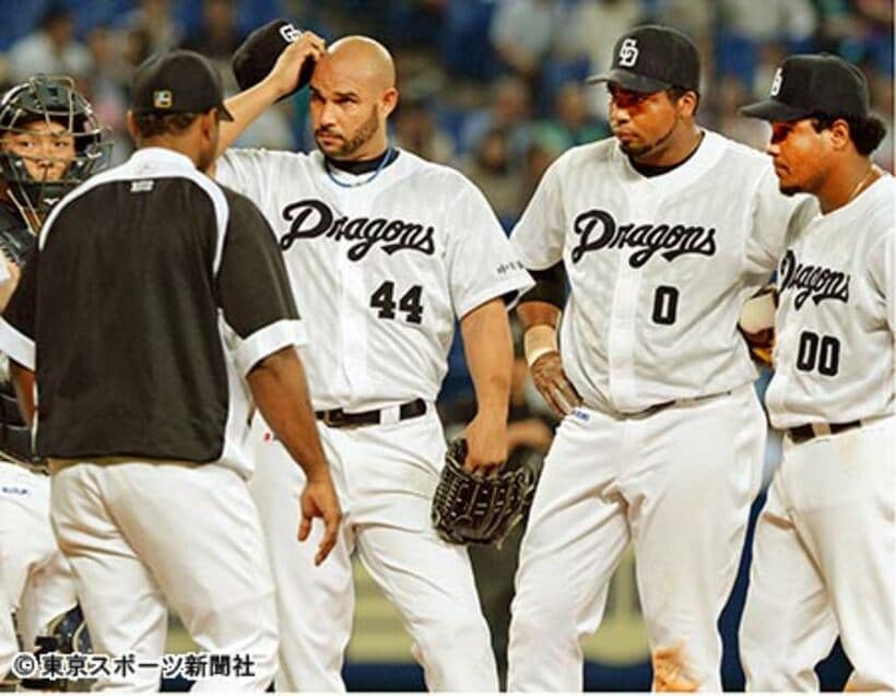 エルナンデス（右）、バルデス（右から３人目）ら外国人選手のまとめ役だったルナ（右から２人目）