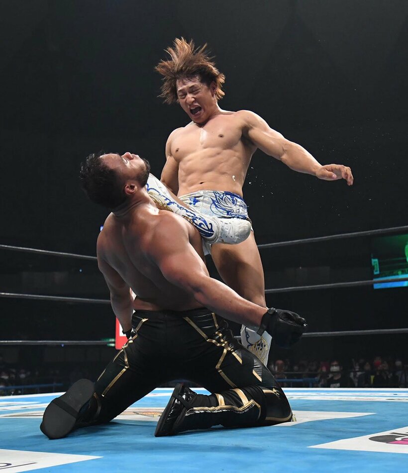  ヘナーレ(左)にカミゴェを放つ飯伏