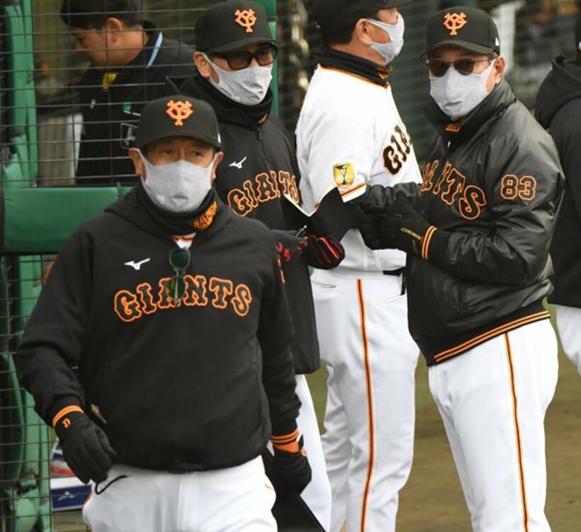  中日戦を終えた原監督（右）ら首脳陣と宮本コーチ（左）