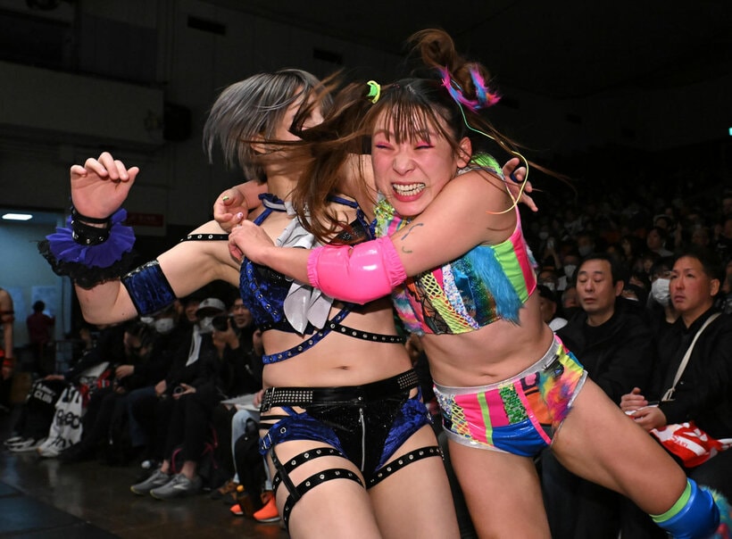 試合後、安納サオリ（左）に飛びかかるフワちゃん