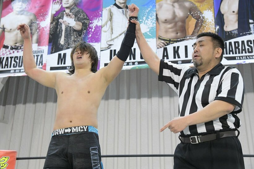 準決勝でイルシオンに勝利したTo-y(左)