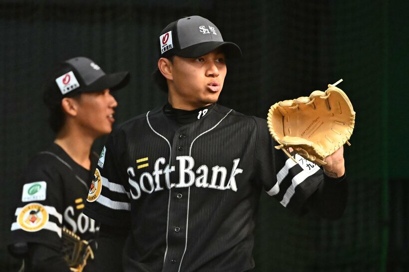 フォーム固めを急ピッチで進めているソフトバンク・徐若熙(手前)