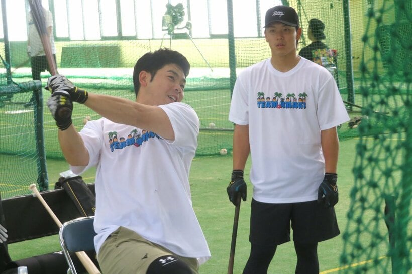 打撃メニューをこなすソフトバンク・近藤健介(左)。右はヤクルト・武岡龍世