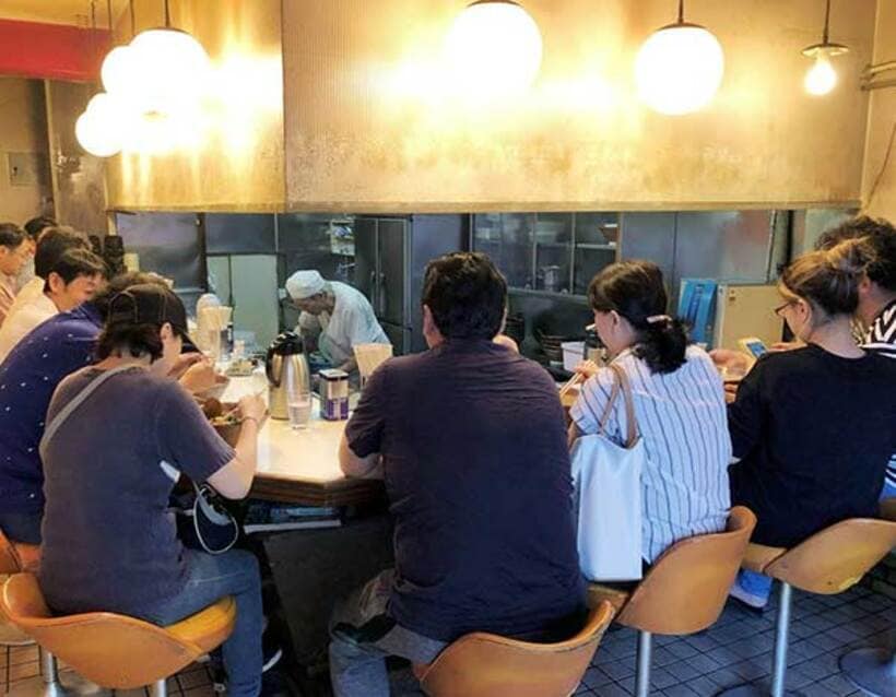  閉店を聞きつけて多くの客が駆けつけた