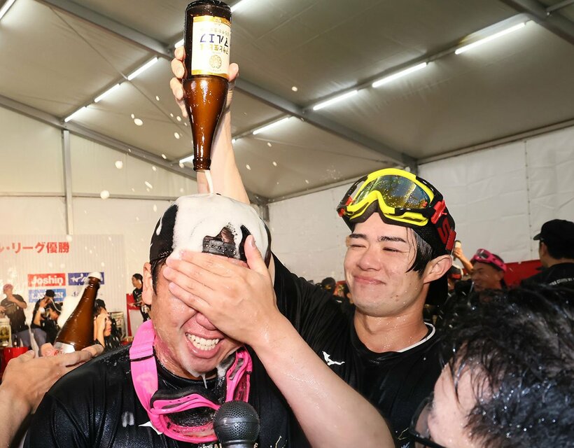 村上頌樹(左)にビールをかける阪神・中野拓夢